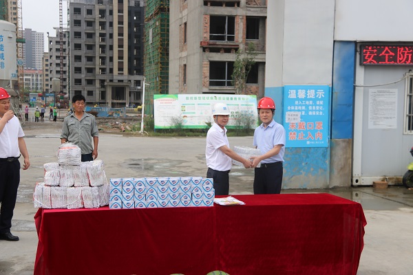 杨晓彬到徽盐地产定远、、泗县项目公司开展高温慰问