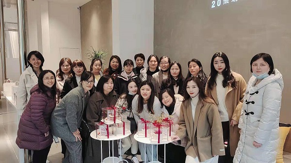 巧手做烘焙，甜蜜好时光——地产集团工会举行妇女节主题烘焙活动